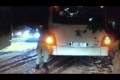 Mъже бутат закъсал автобус