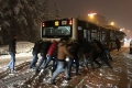 Mъже бутат закъсал автобус